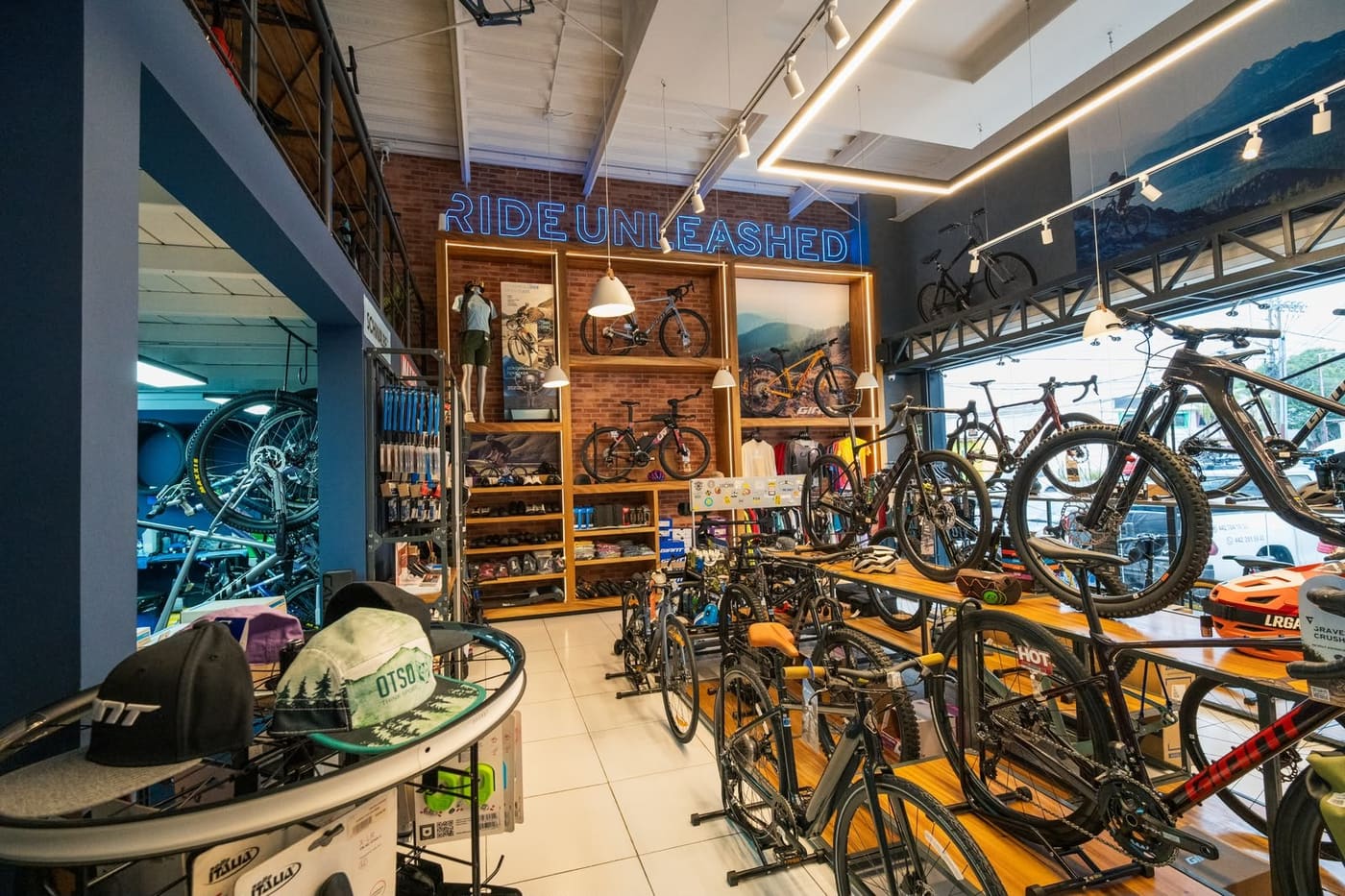 Vista general del piso de venta de Giant Juriquilla con bicicletas y accesorios