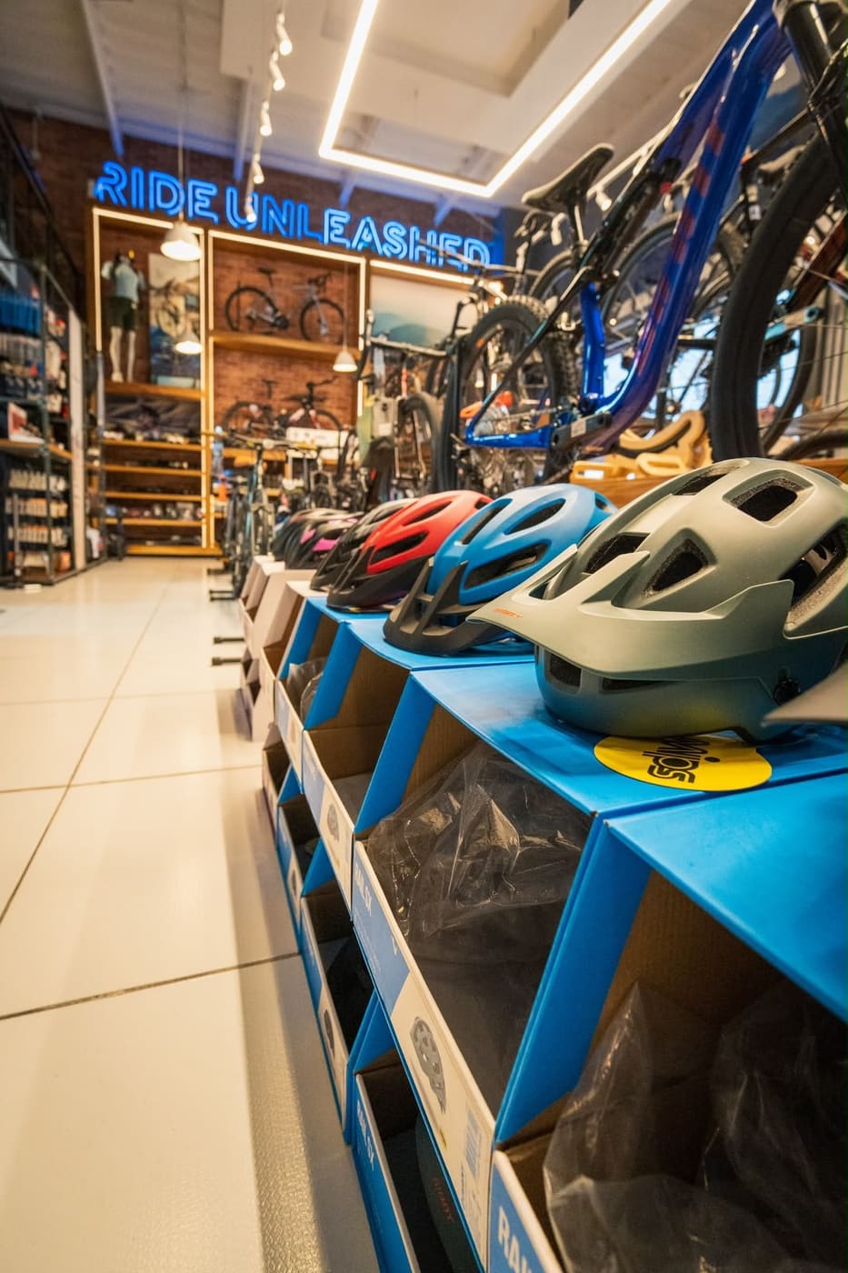 Exhibidor de cascos de ciclismo en la tienda Giant Juriquilla