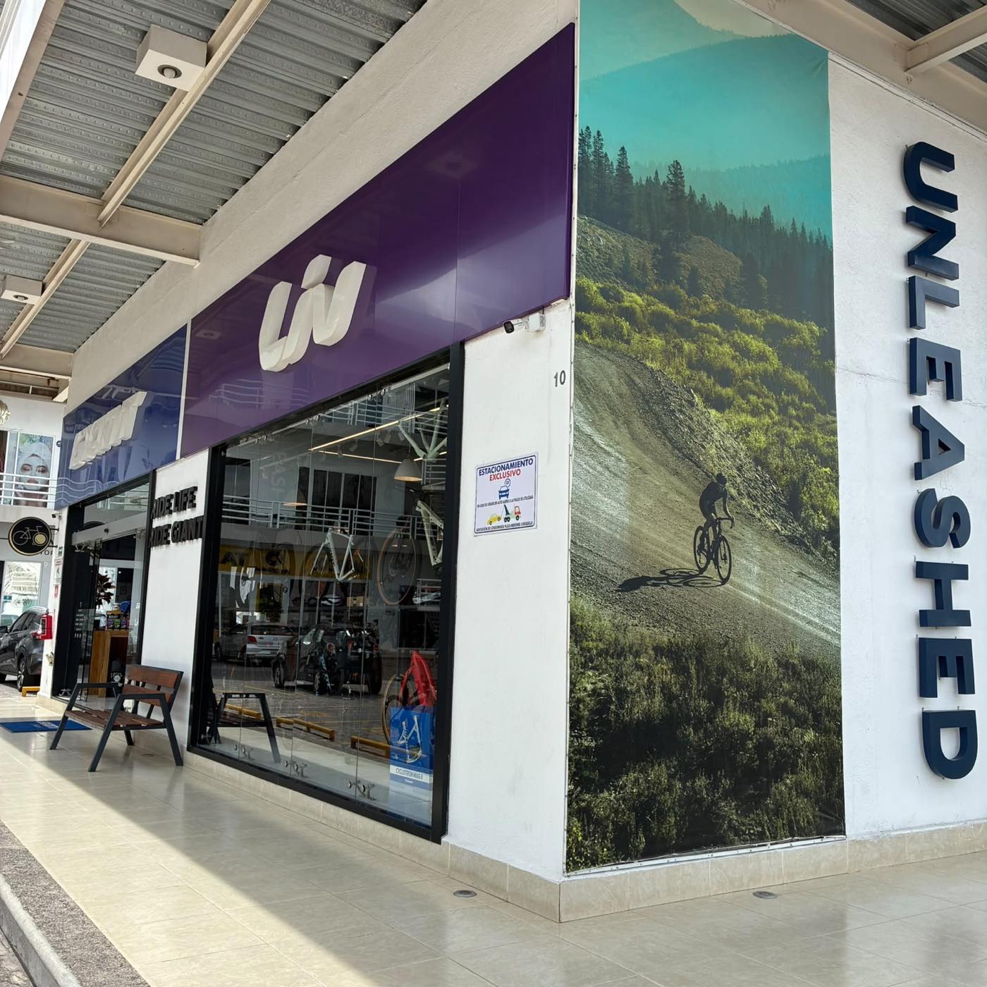 Acceso de la sección Liv junto al mural Unleashed de la tienda