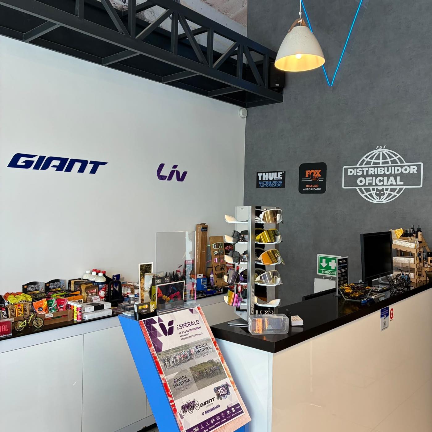 Mostrador de Giant Juriquilla con los distintivos de Giant, Liv, Thule y Fox