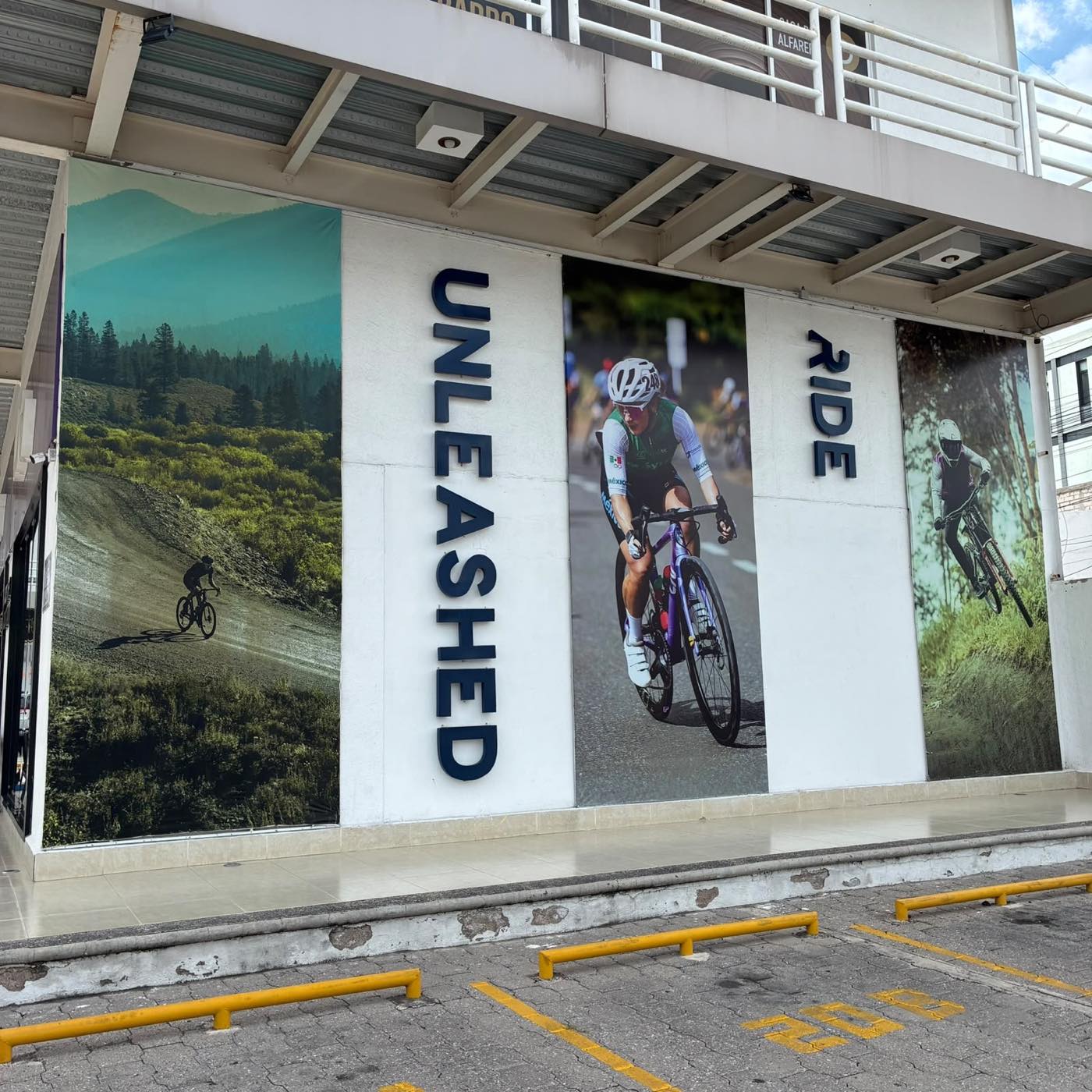 Mural Ride Unleashed en el exterior de la tienda, visto en diagonal desde el estacionamiento
