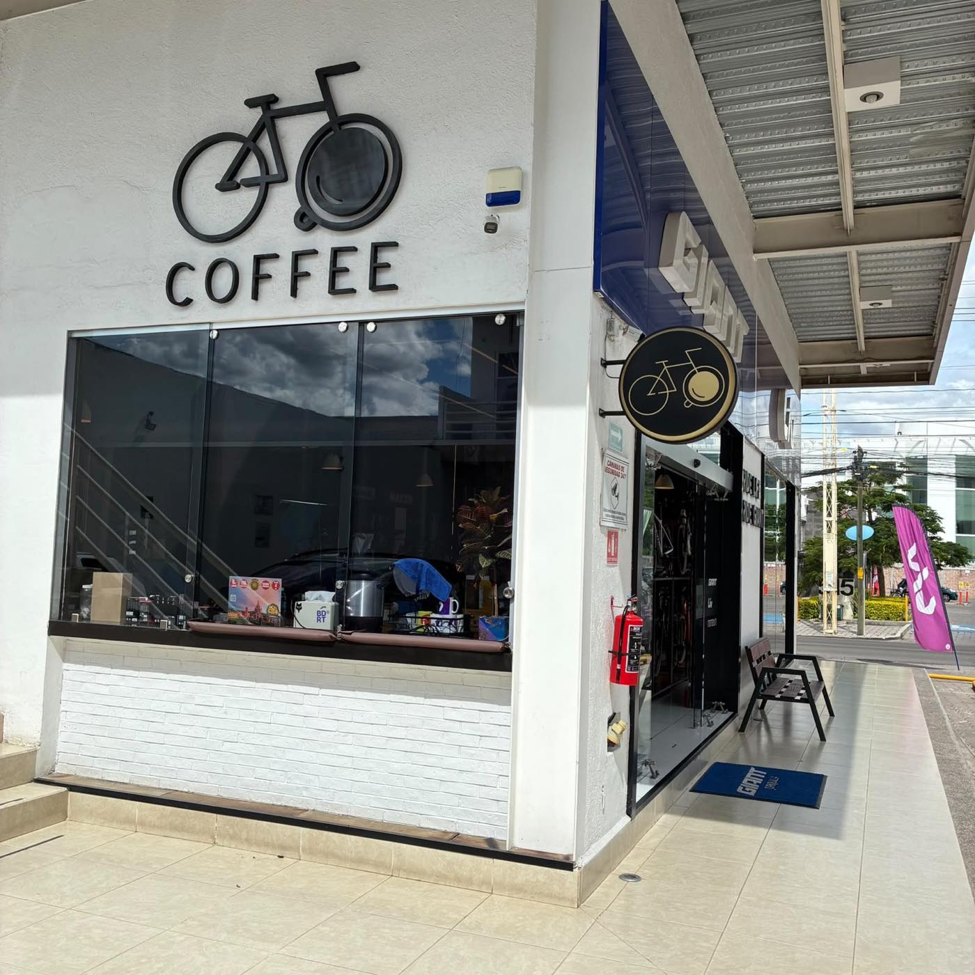 Ventanilla de la cafetería de Giant Juriquilla con el letrero Coffee