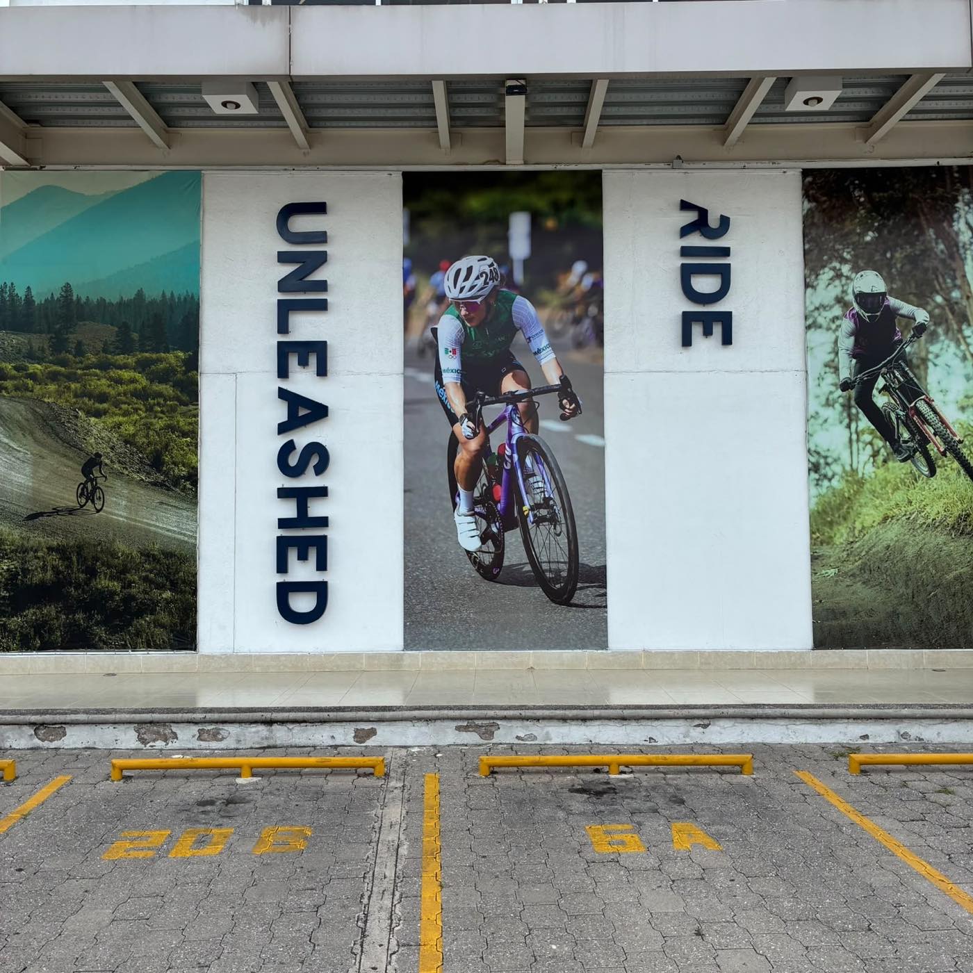 Mural Ride Unleashed de frente, sobre los cajones de estacionamiento de la tienda