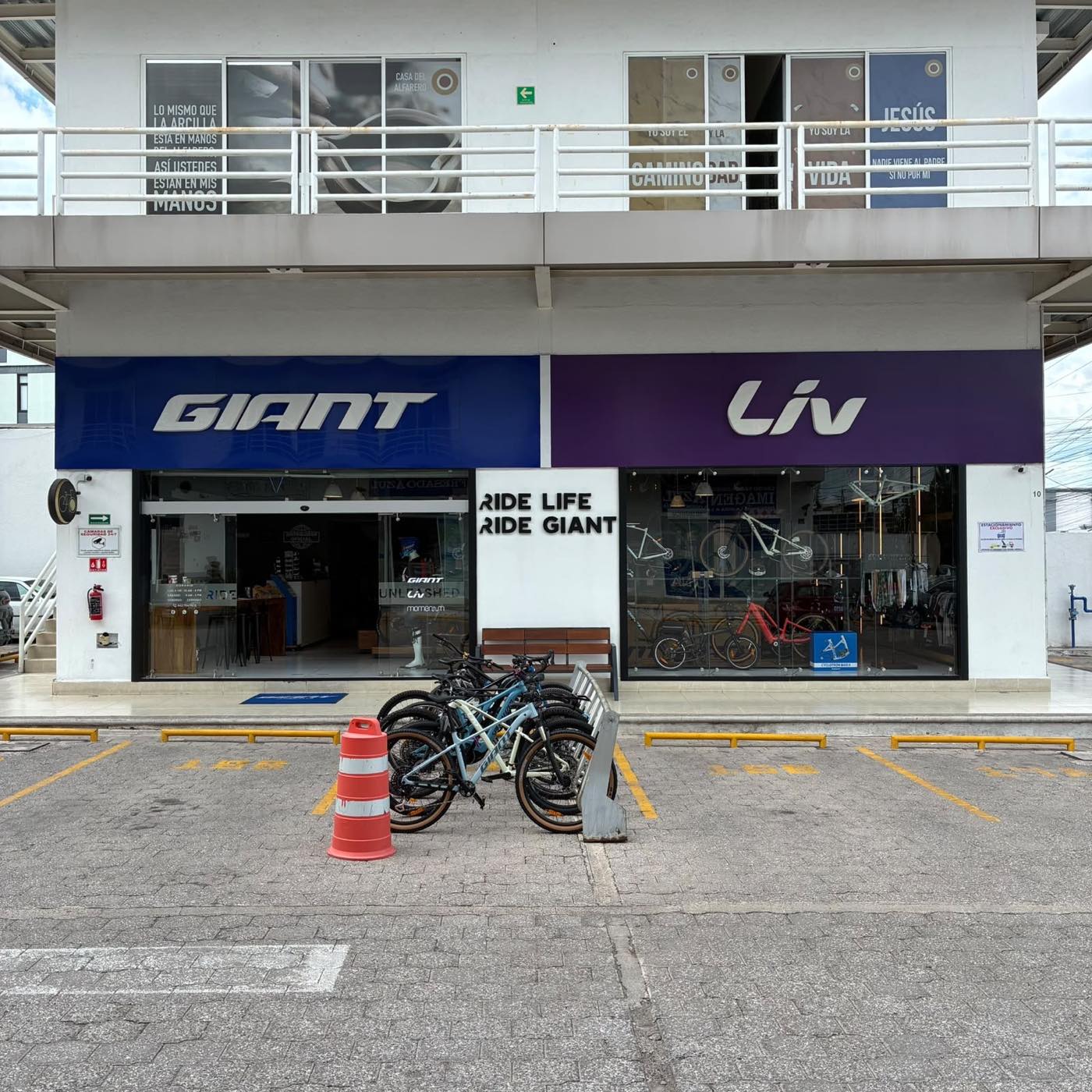 Fachada Giant y Liv de frente con bicicletas estacionadas afuera