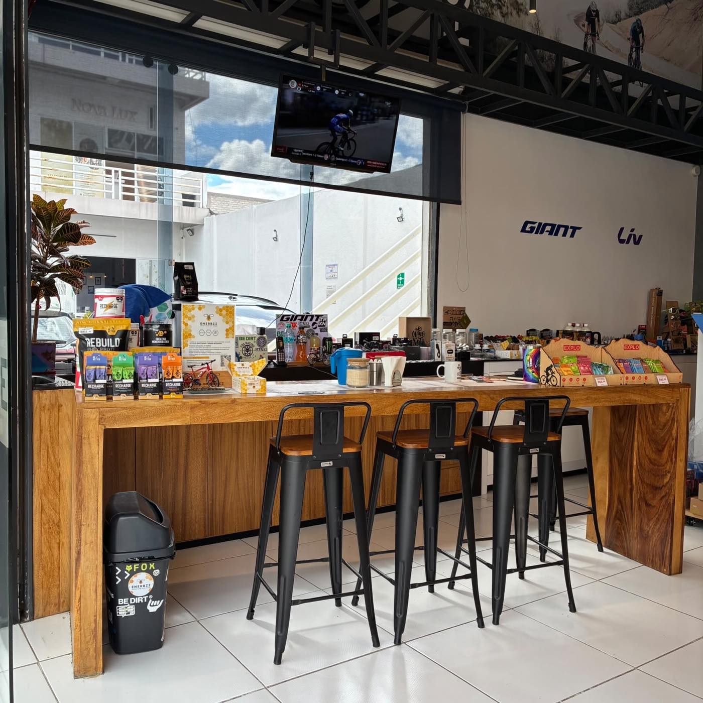 Barra de la cafetería de Giant Juriquilla por dentro, con bancos altos