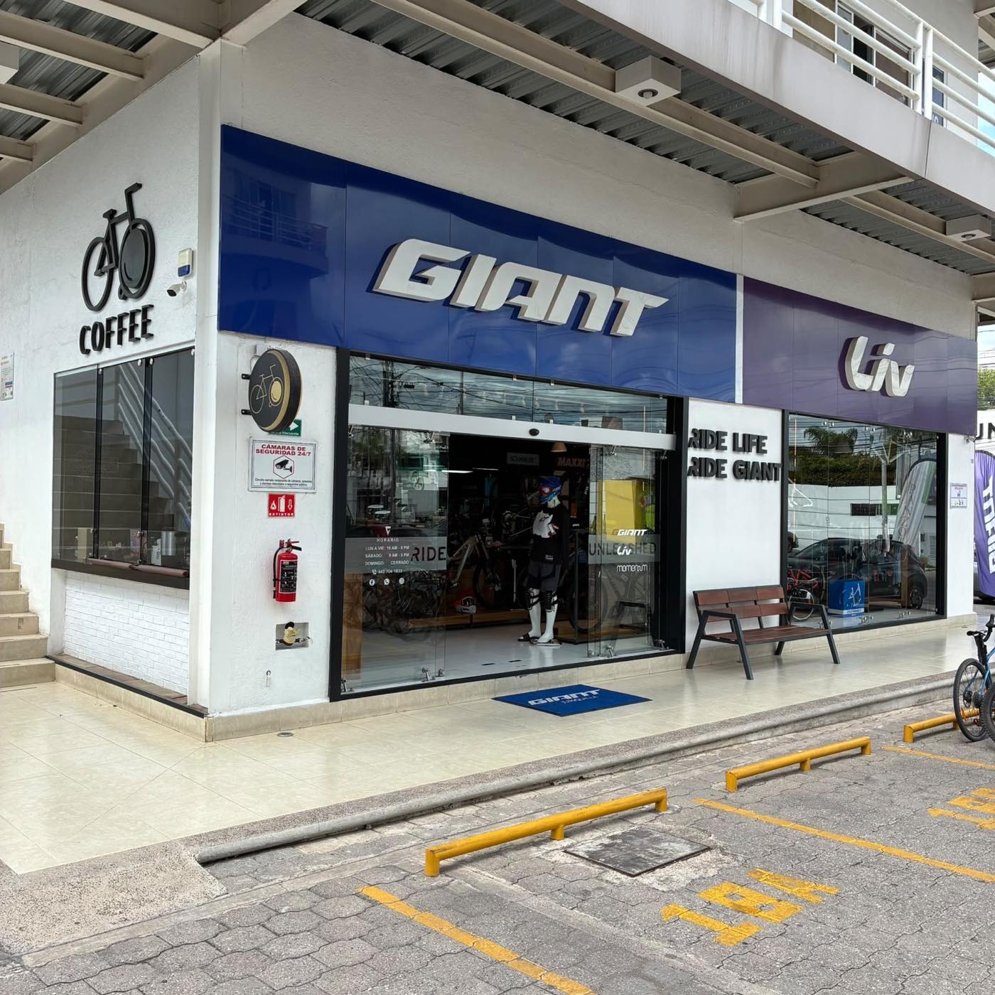 Esquina de Giant Juriquilla con la cafetería a un costado del acceso principal