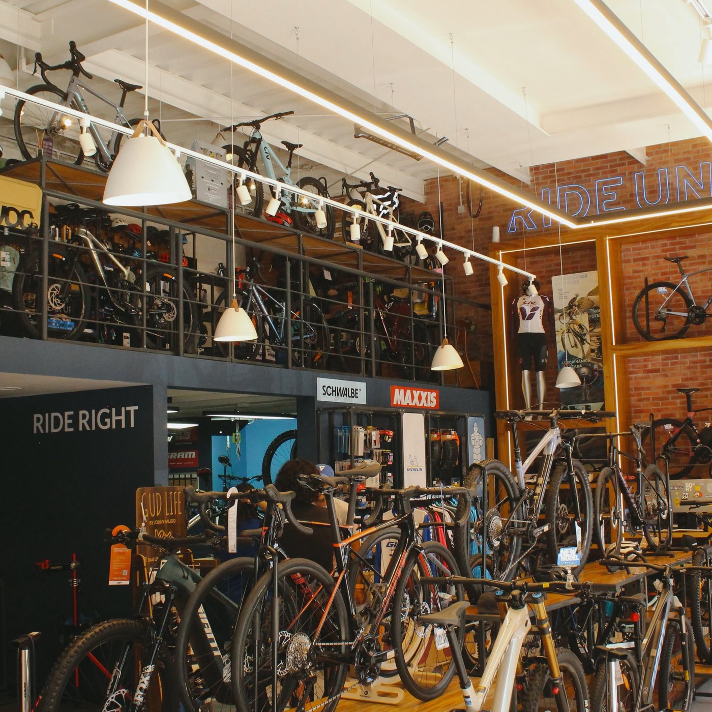 Interior de la tienda Giant Juriquilla con bicicletas en exhibición bajo el letrero Ride Right