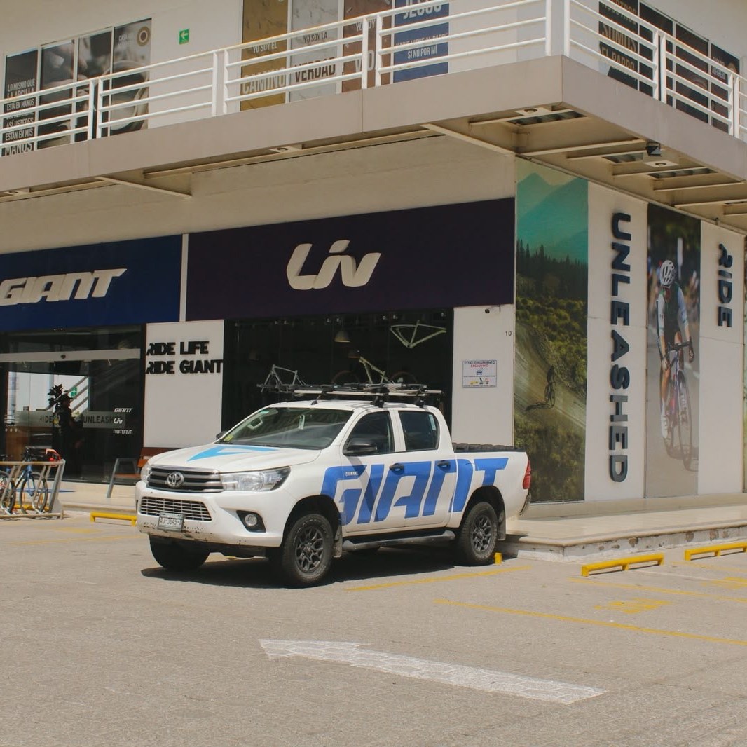 Fachada de la tienda Giant Juriquilla con la camioneta Giant estacionada al frente