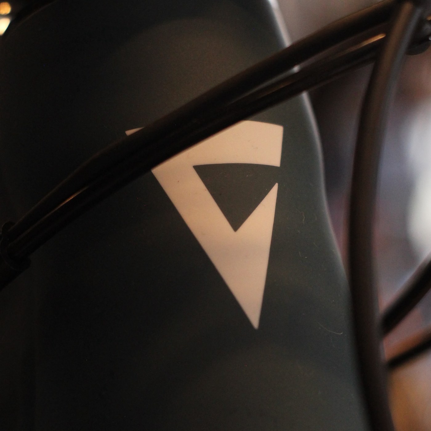 Detalle del logotipo Liv en el tubo de dirección de una bicicleta negra