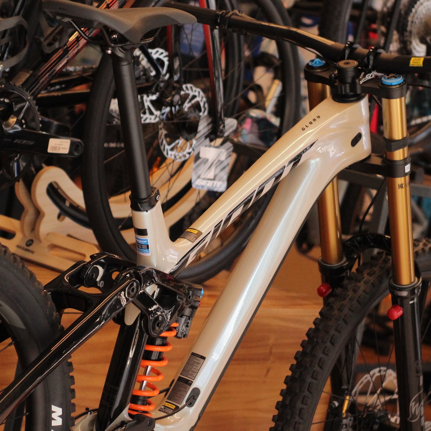 Bicicleta de montaña de doble suspensión en exhibición dentro de la tienda