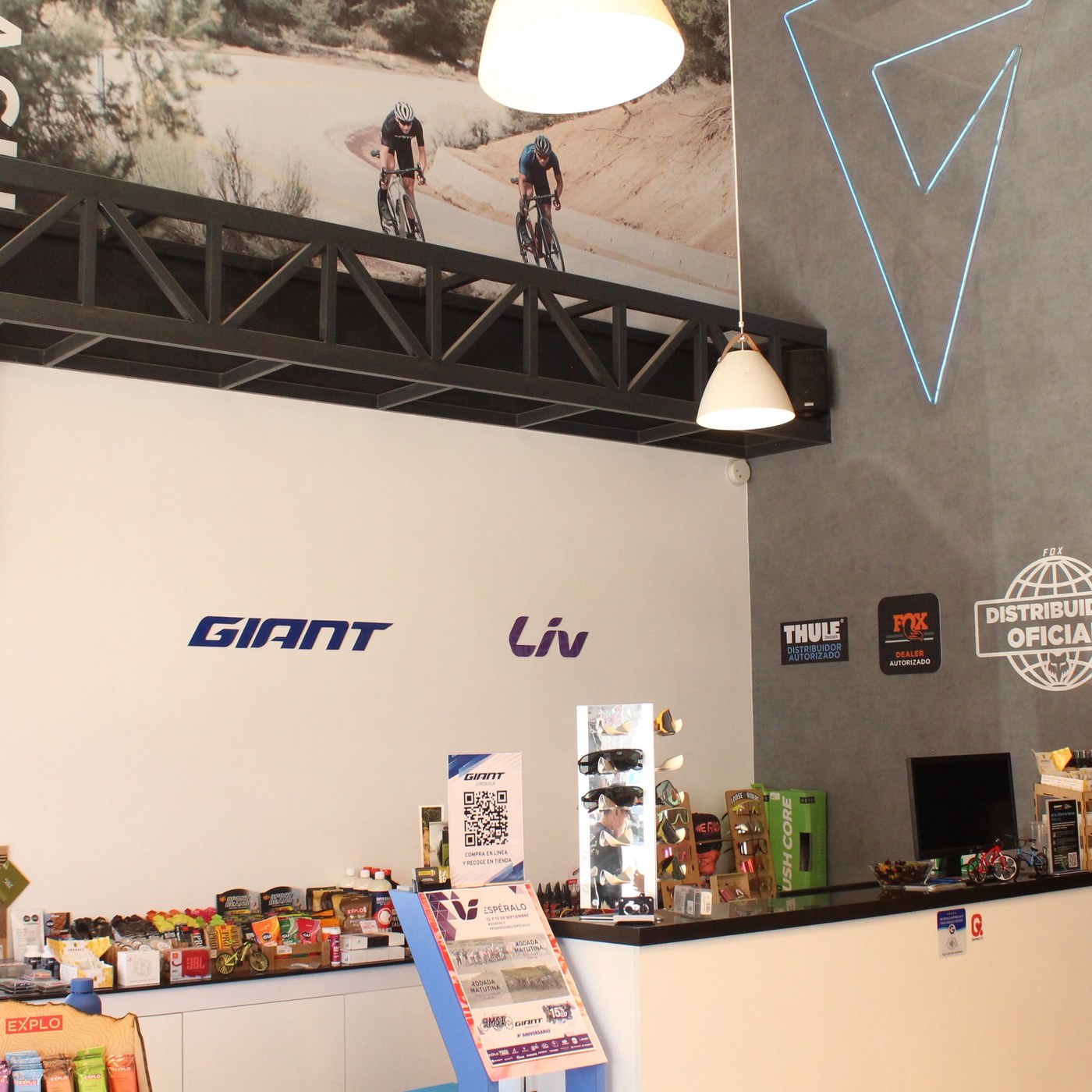 Mostrador de la tienda Giant Juriquilla con el muro Giant y Liv y el neón de la marca