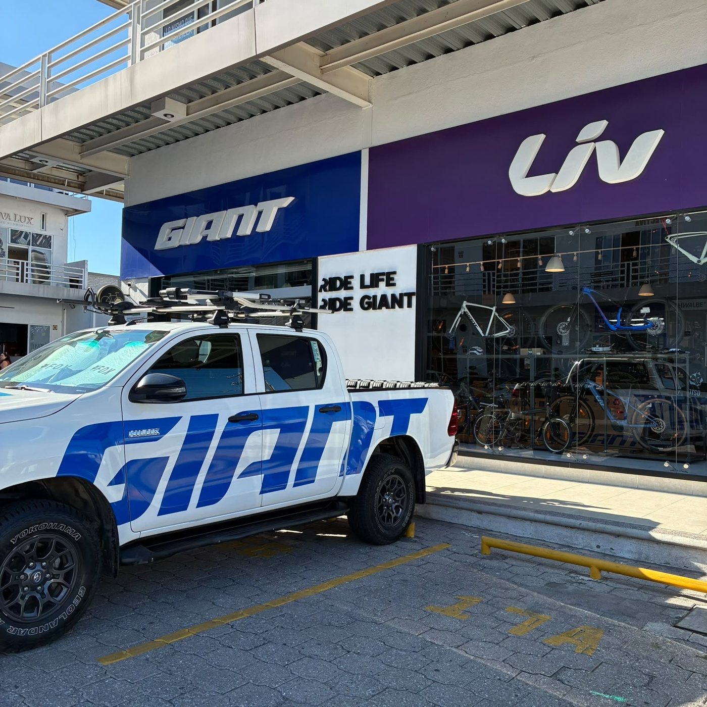 Fachada de Giant Juriquilla con los letreros Giant y Liv y la camioneta de la tienda al frente