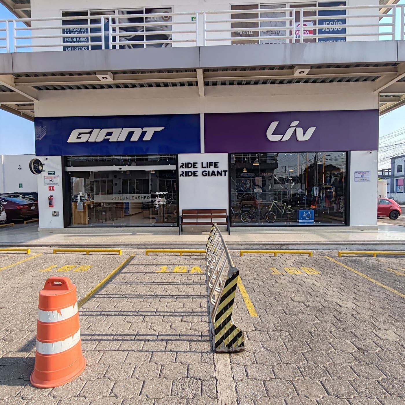 Fachada de la tienda Giant Juriquilla con los letreros de Giant y Liv vista desde la calle