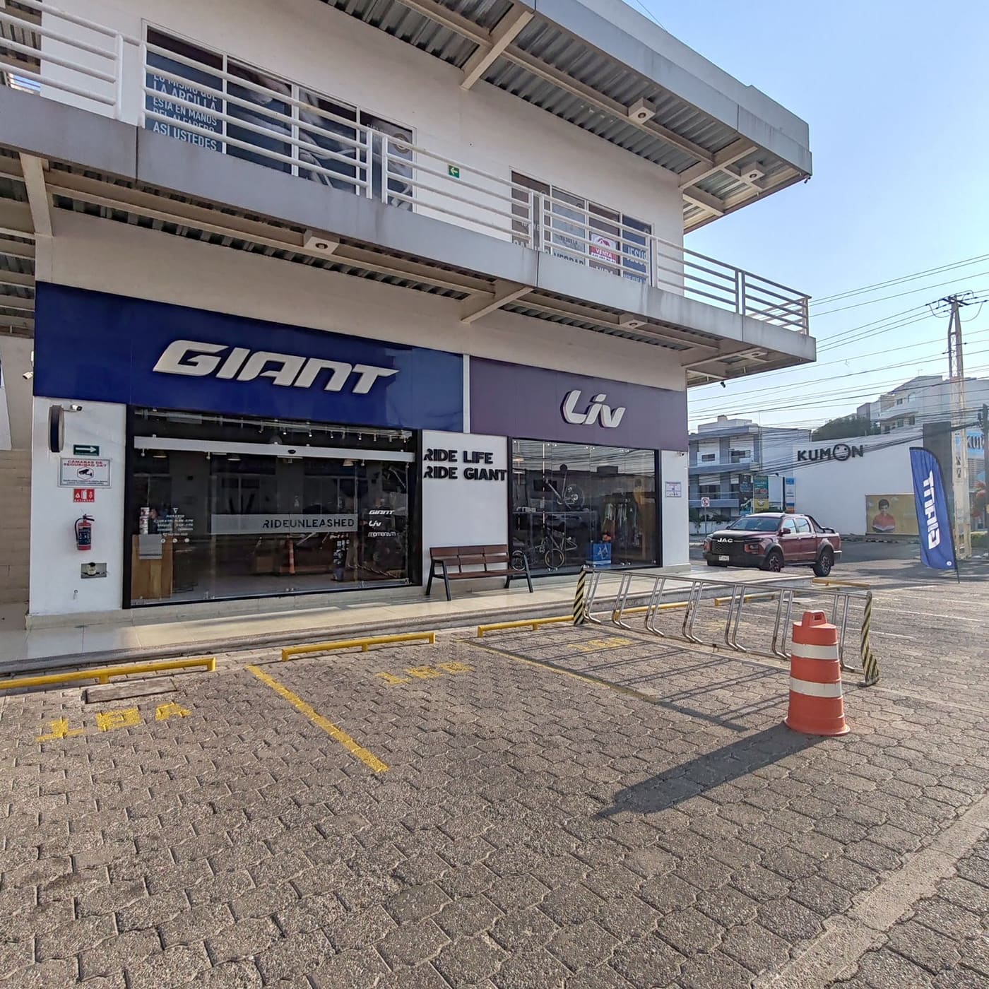 Vista lateral de la fachada Giant y Liv de la tienda en Juriquilla, Querétaro