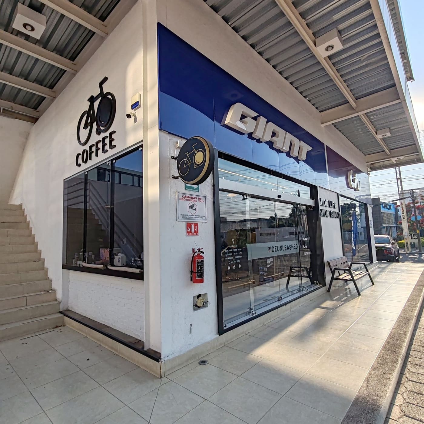 Esquina de la cafetería de Giant Juriquilla junto al acceso principal de la tienda