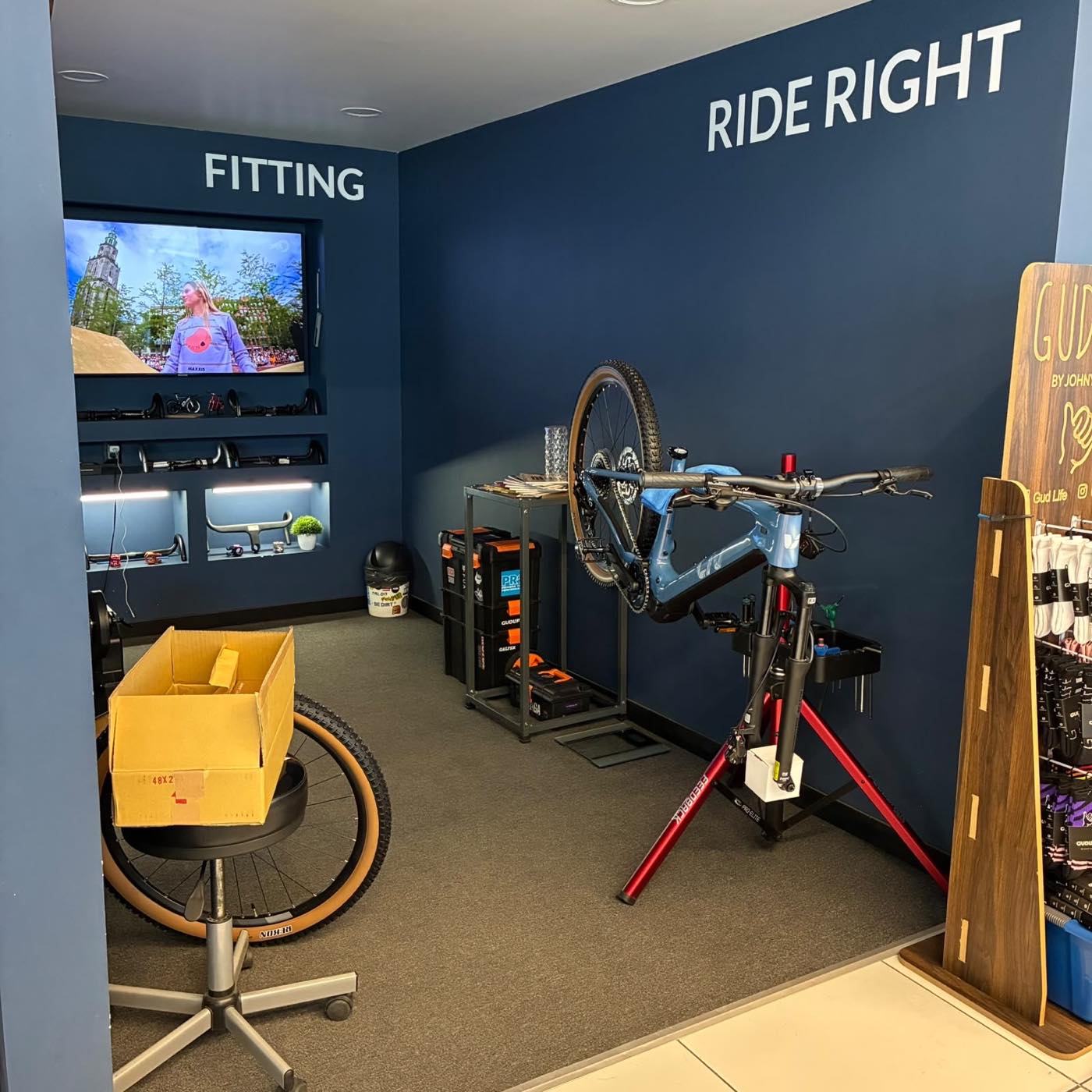 Sala de bike fit de Giant Juriquilla con la bicicleta en el banco de ajuste y la pantalla de medición