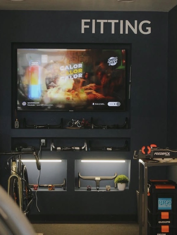 Muro de fitting de Giant Juriquilla con la pantalla de análisis y los manillares en exhibición