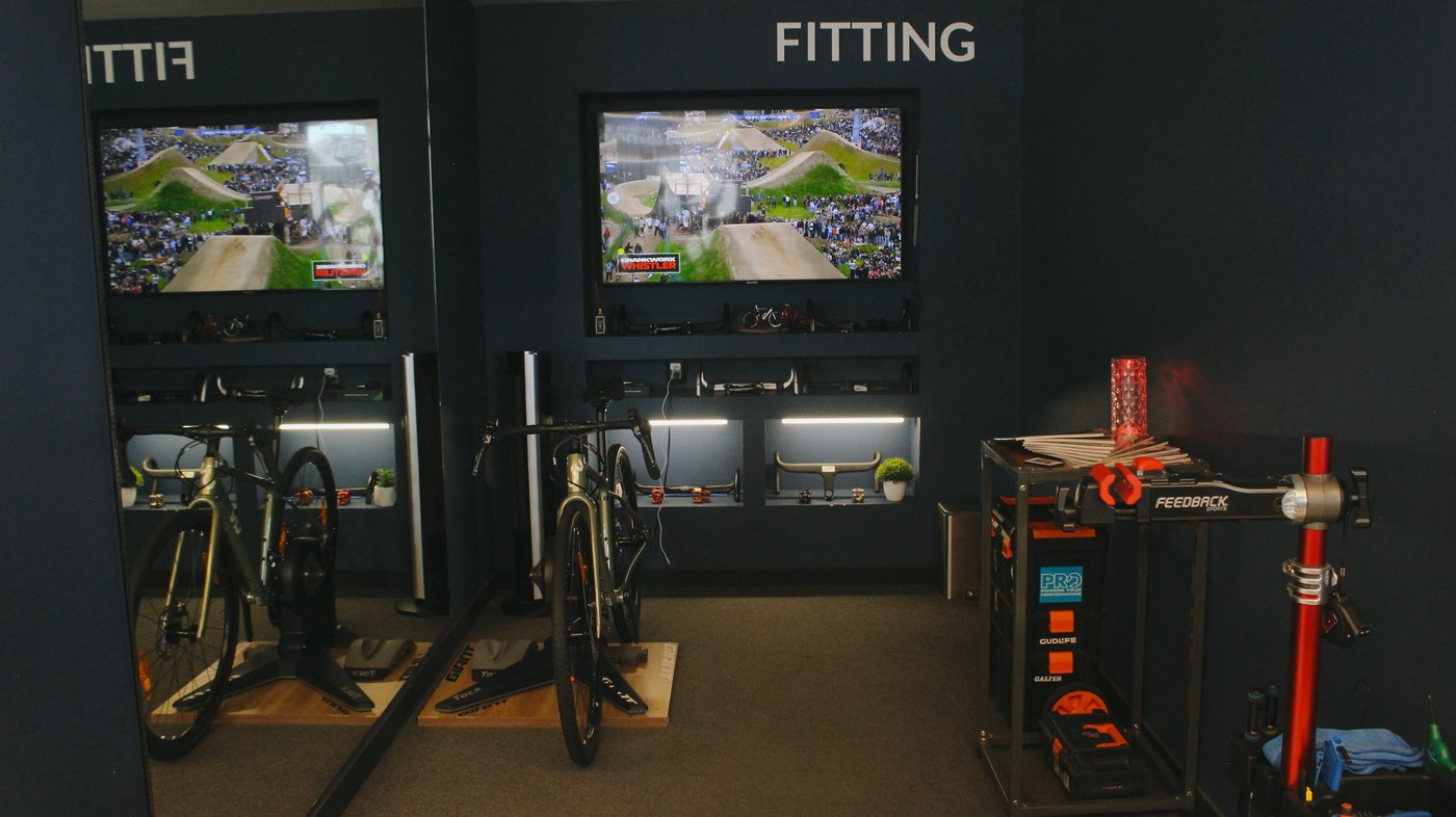 Sala de fitting de Giant Juriquilla con dos bicicletas montadas frente a las pantallas de análisis