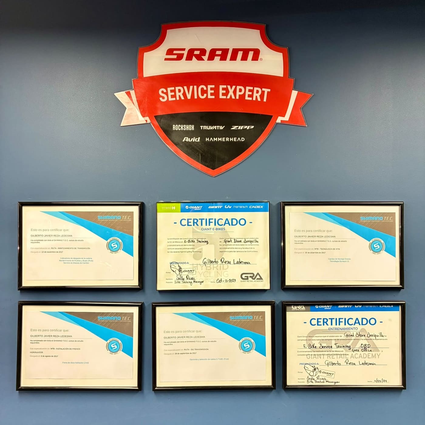 Certificaciones SRAM Service Expert del taller Giant Juriquilla enmarcadas en la pared